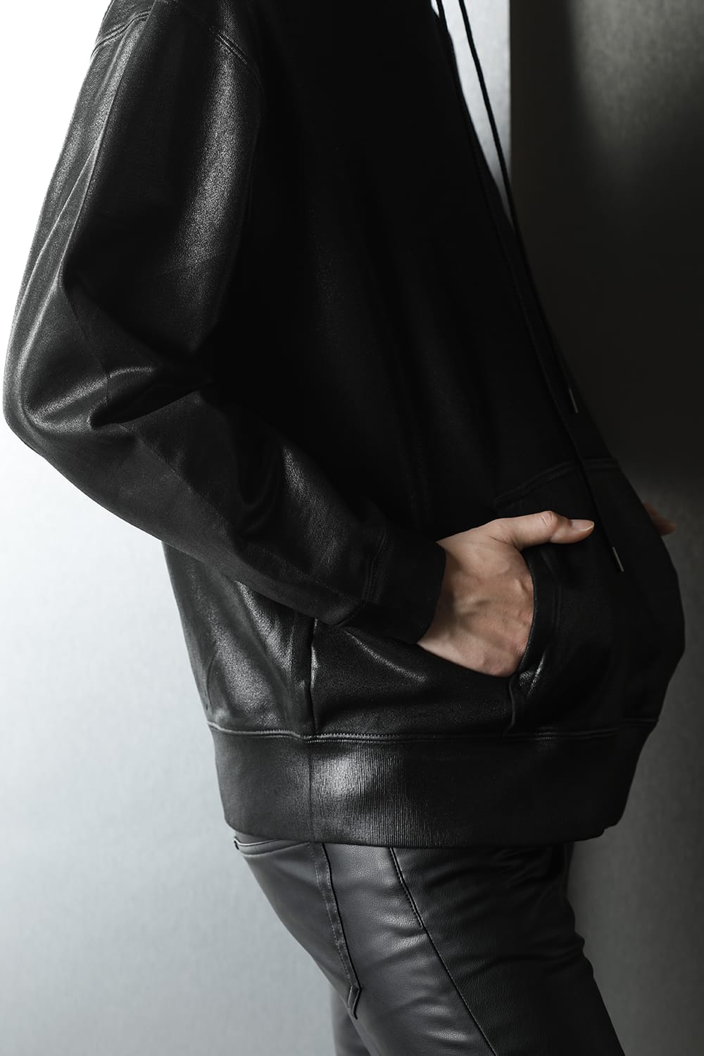 ロゴ刺繍 コーティングフーディー (ブラック)