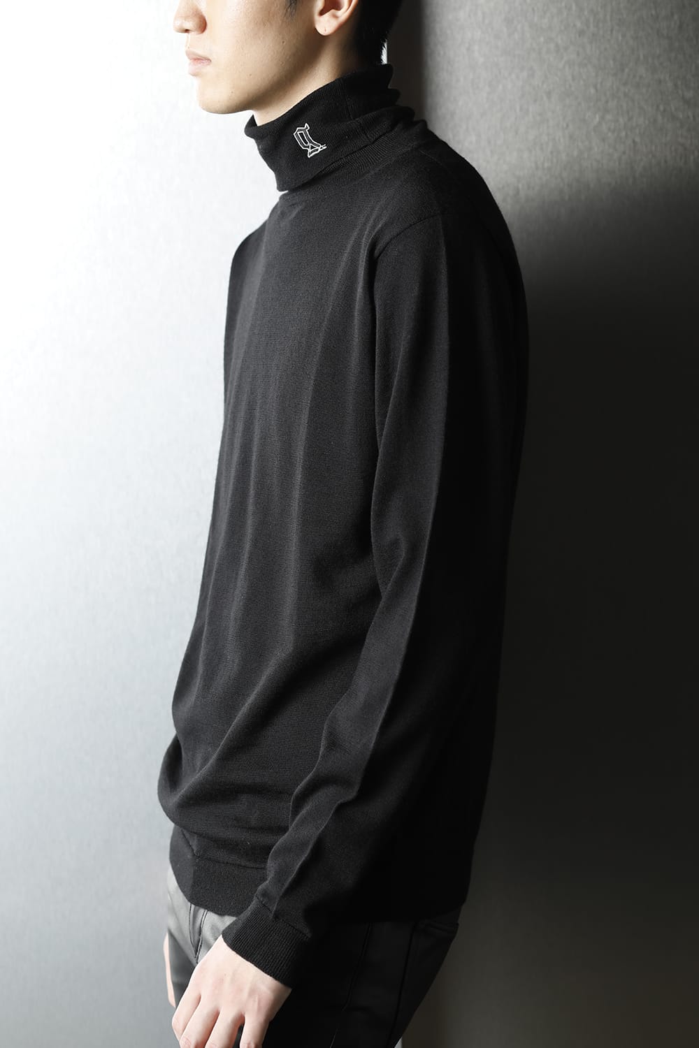 ロゴ刺繍 タートルネックニット (ブラック)