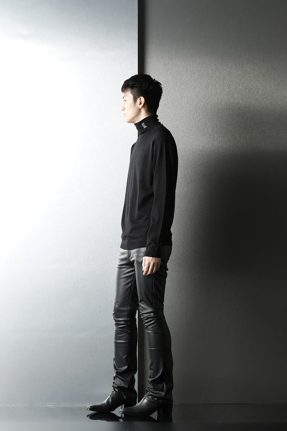 ロゴ刺繍 タートルネックニット (ブラック)