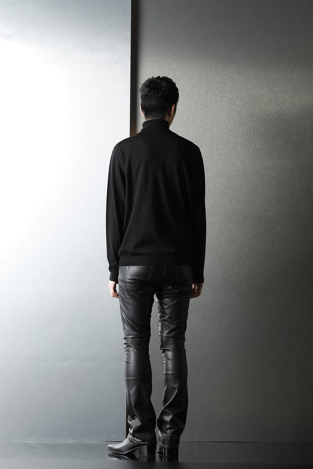 ロゴ刺繍 タートルネックニット (ブラック)