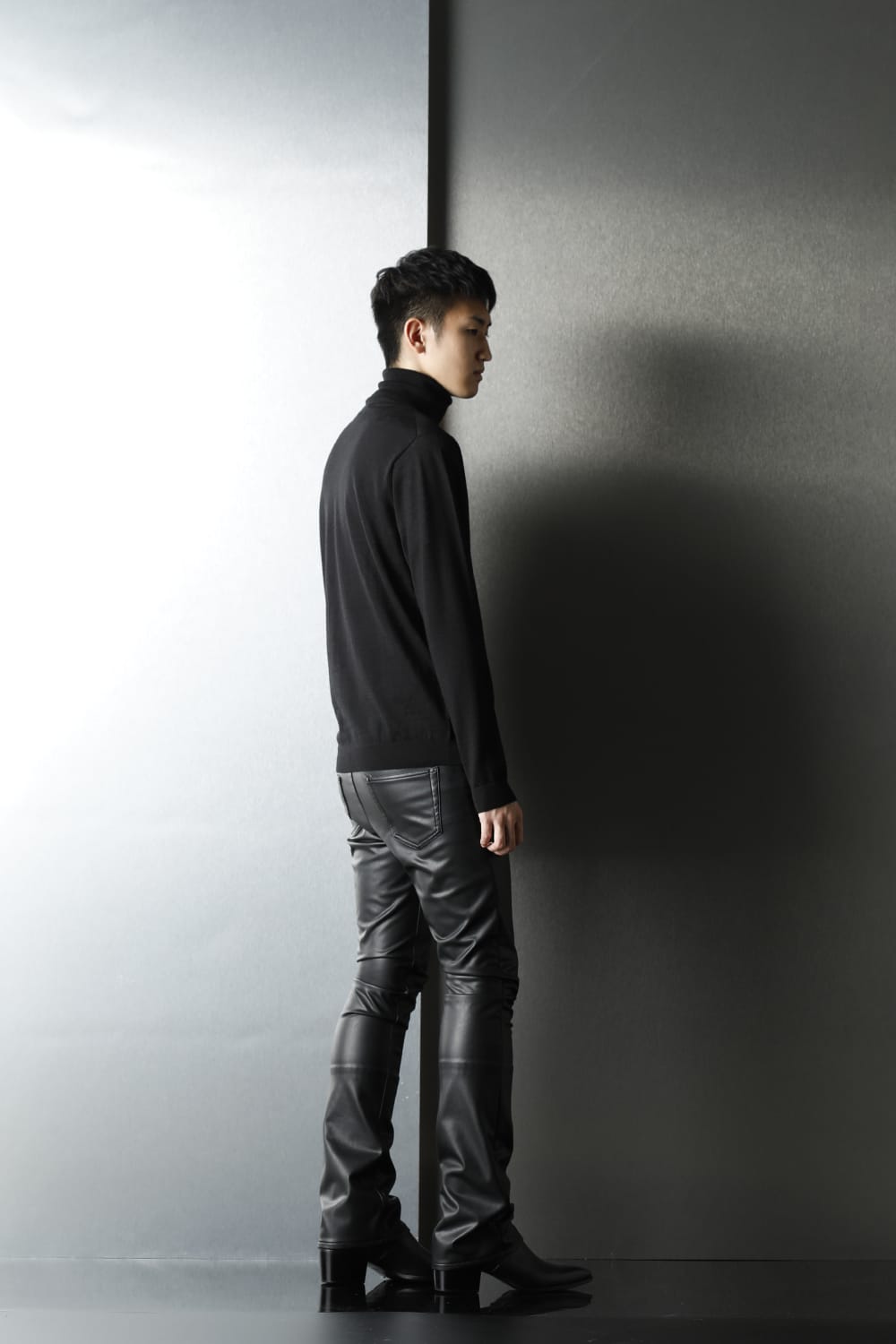 ロゴ刺繍 タートルネックニット (ブラック)