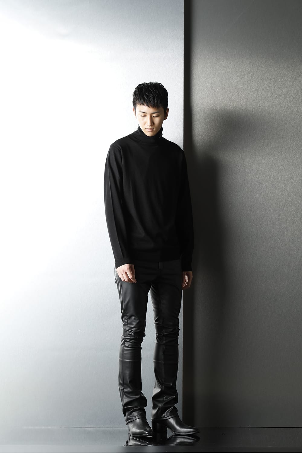 ロゴ刺繍 タートルネックニット (ブラック)