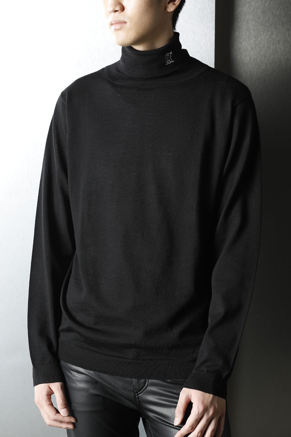 ロゴ刺繍 タートルネックニット (ブラック)