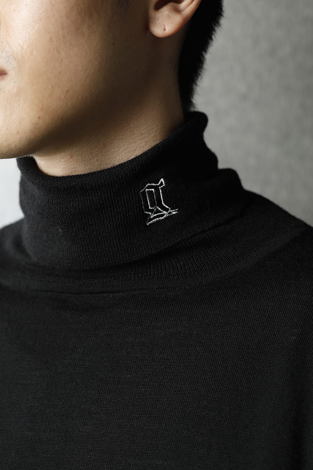 ロゴ刺繍 タートルネックニット (ブラック)