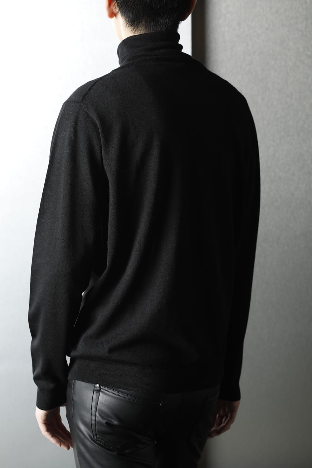 ロゴ刺繍 タートルネックニット (ブラック)