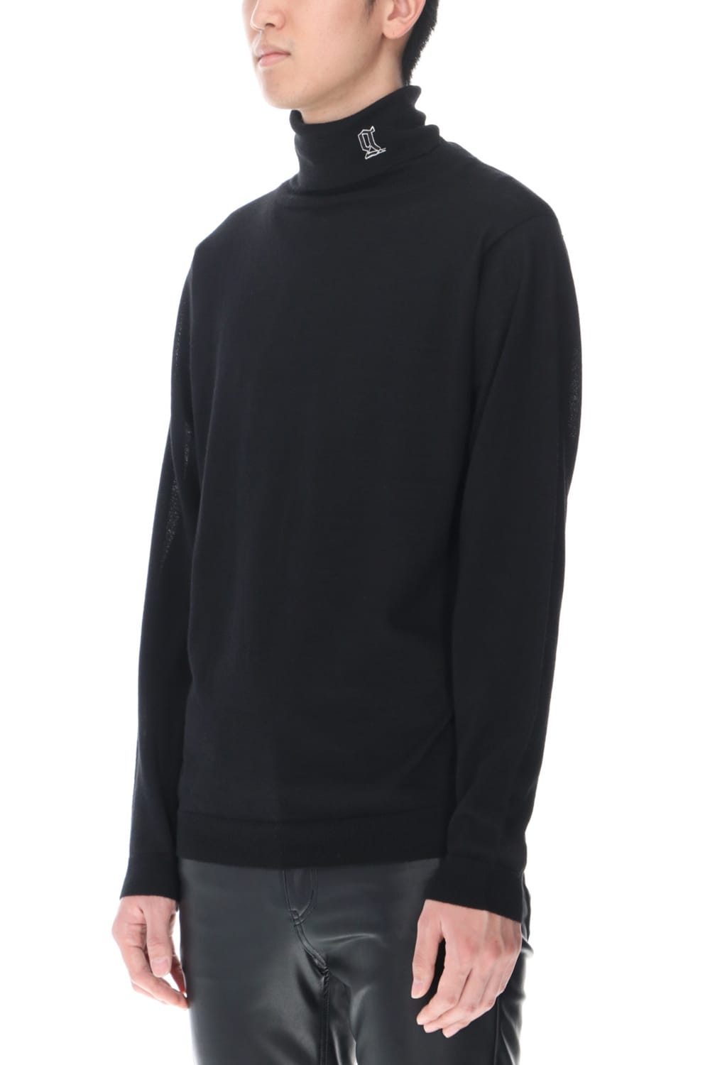 ロゴ刺繍 タートルネックニット (ブラック)