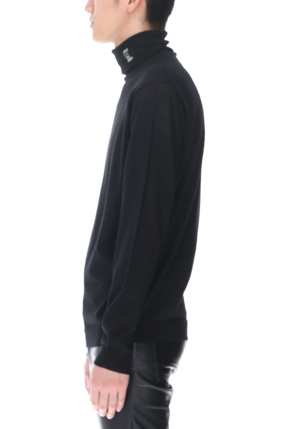 ロゴ刺繍 タートルネックニット (ブラック)