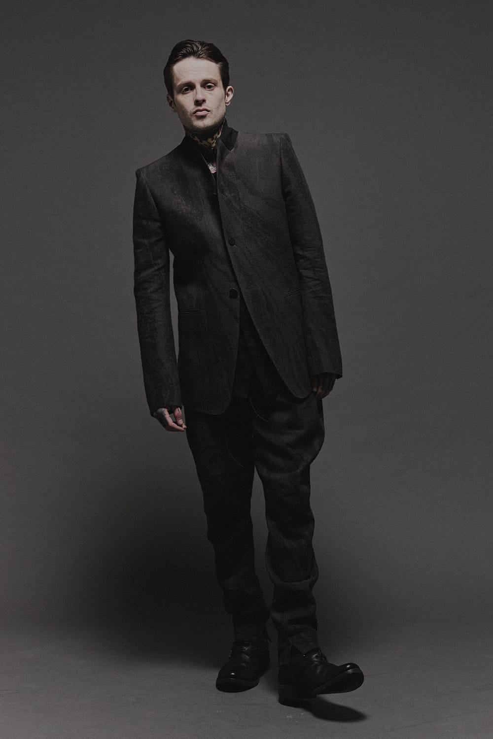 Ink Frow Dyed Linen Tuck Tapered Pants