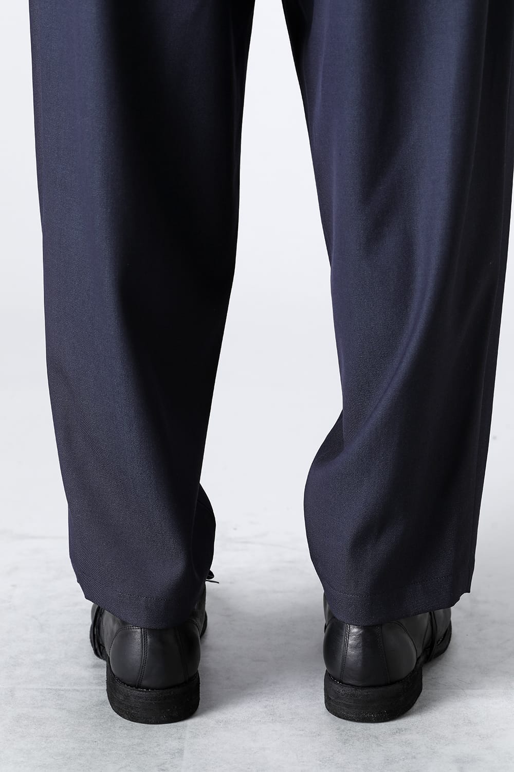 THREE TUCKS TAPERED PANTS