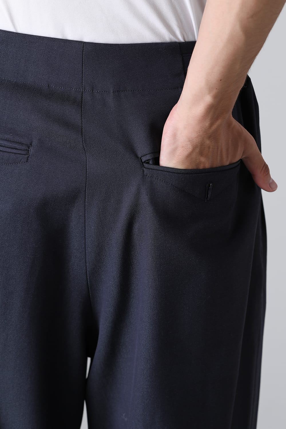 THREE TUCKS TAPERED PANTS