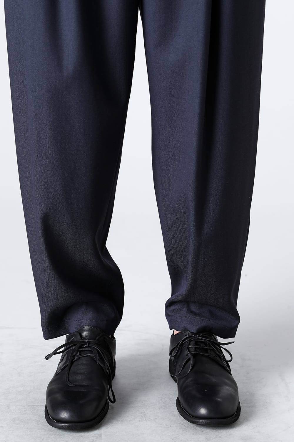 THREE TUCKS TAPERED PANTS