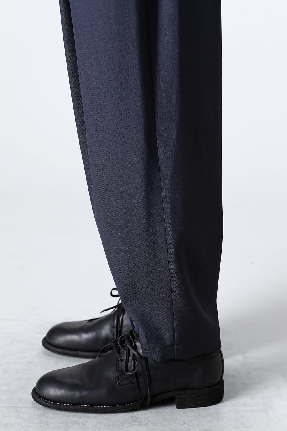 THREE TUCKS TAPERED PANTS