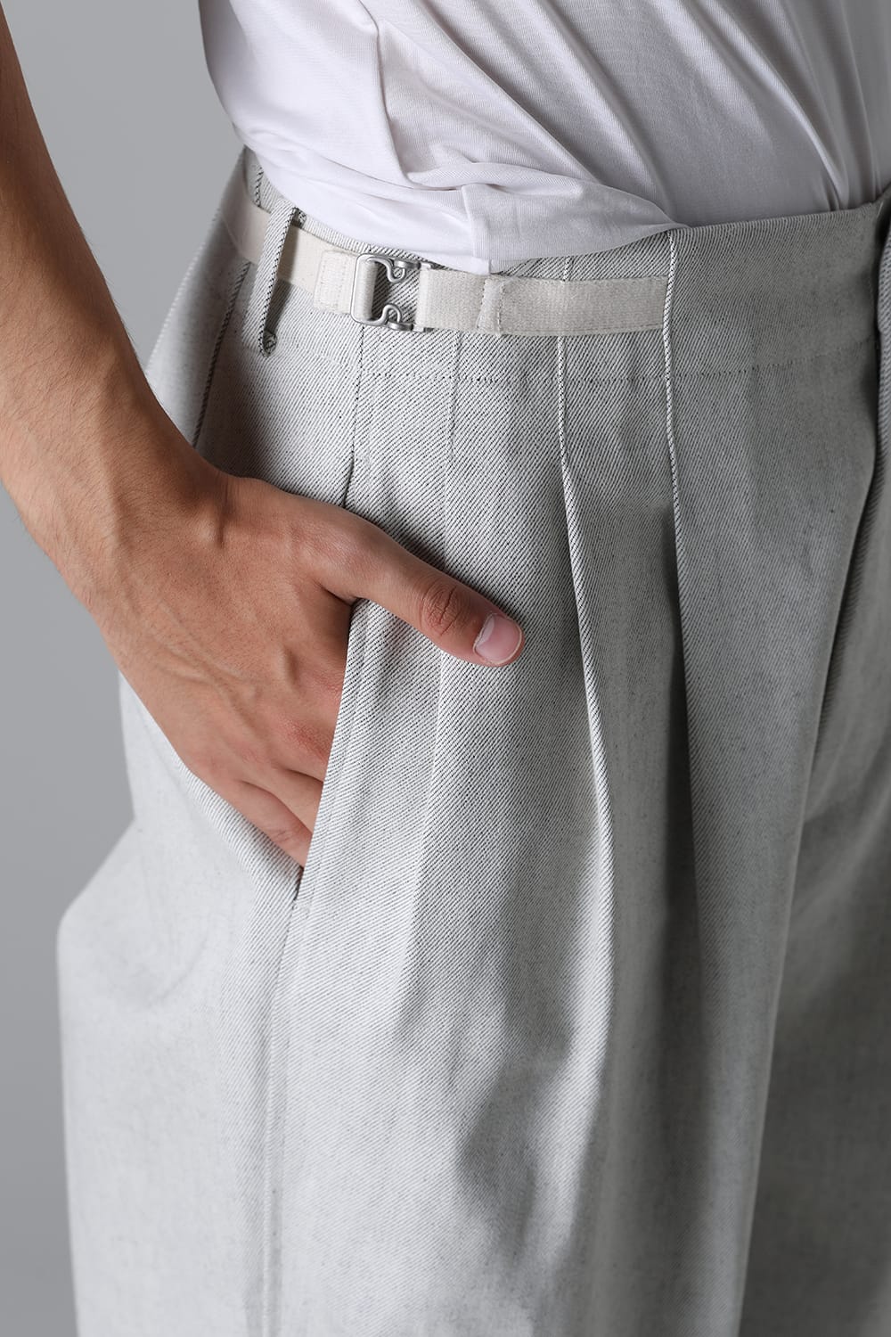 THREE TUCKS TAPERED PANTS