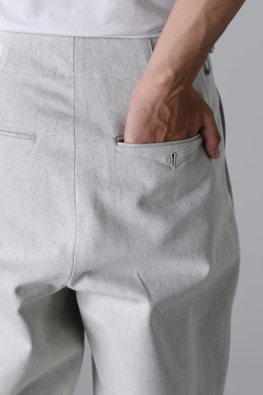 THREE TUCKS TAPERED PANTS