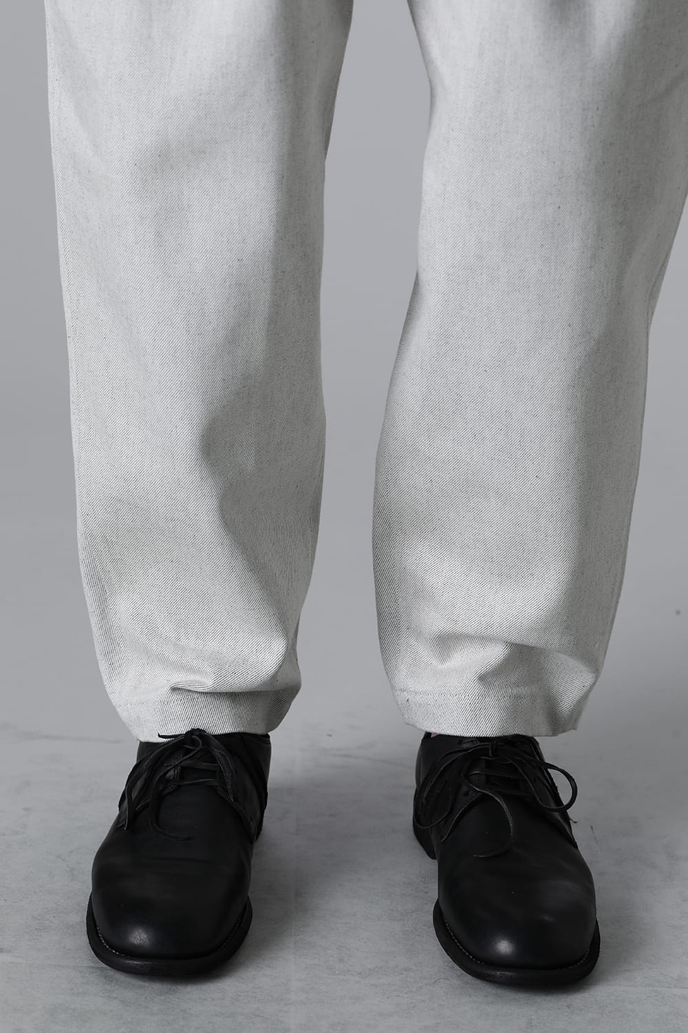 THREE TUCKS TAPERED PANTS