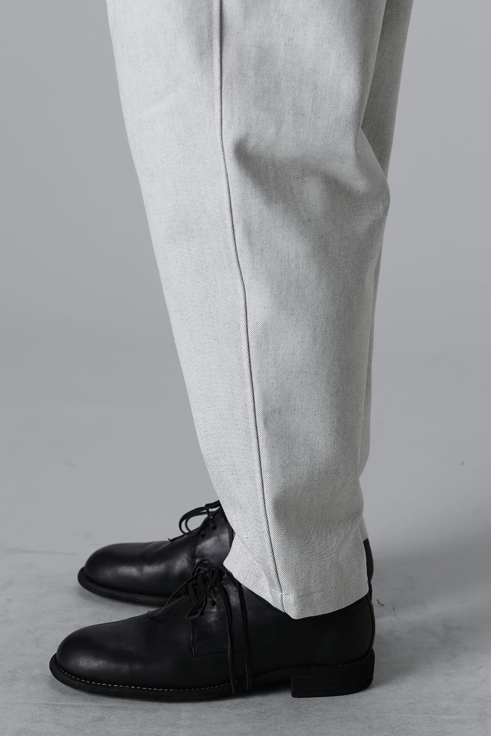 THREE TUCKS TAPERED PANTS