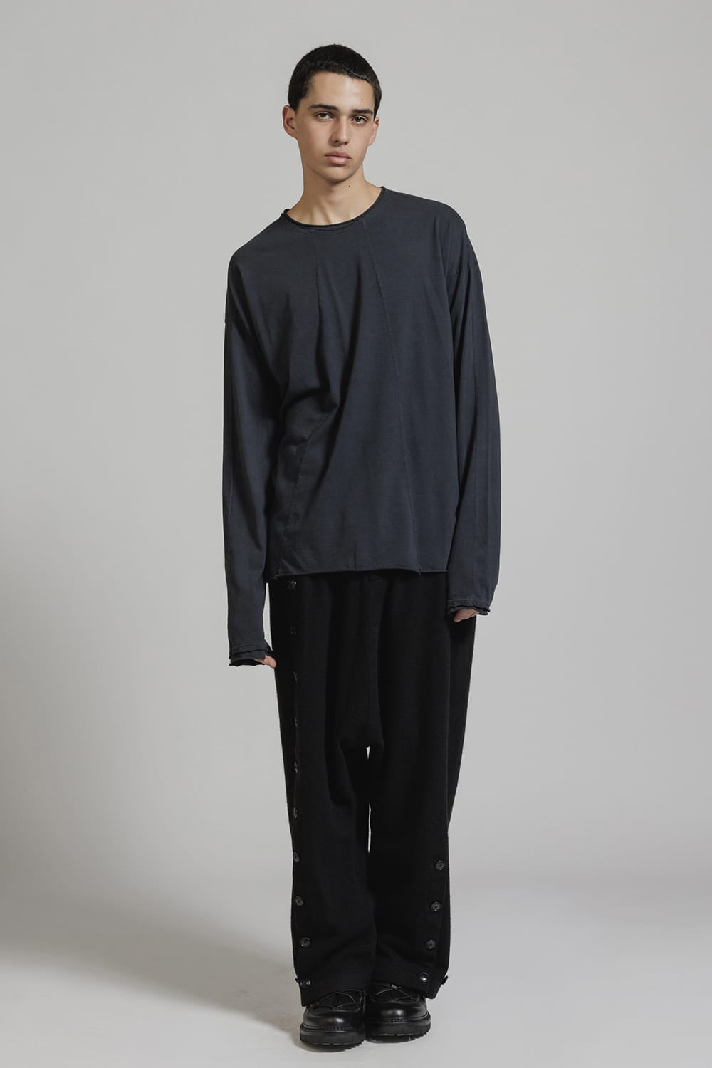 プロダクト ダイ カットオフ ロングスリーブTシャツ ネイビーグレー