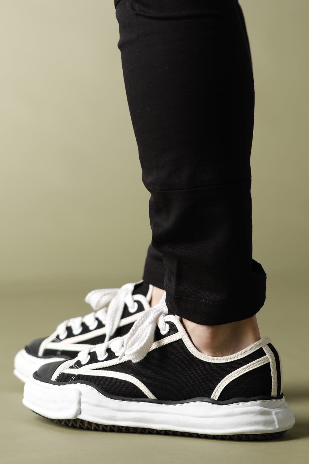 Original sole Trick detail lowcut sneaker Black Delivery END of September