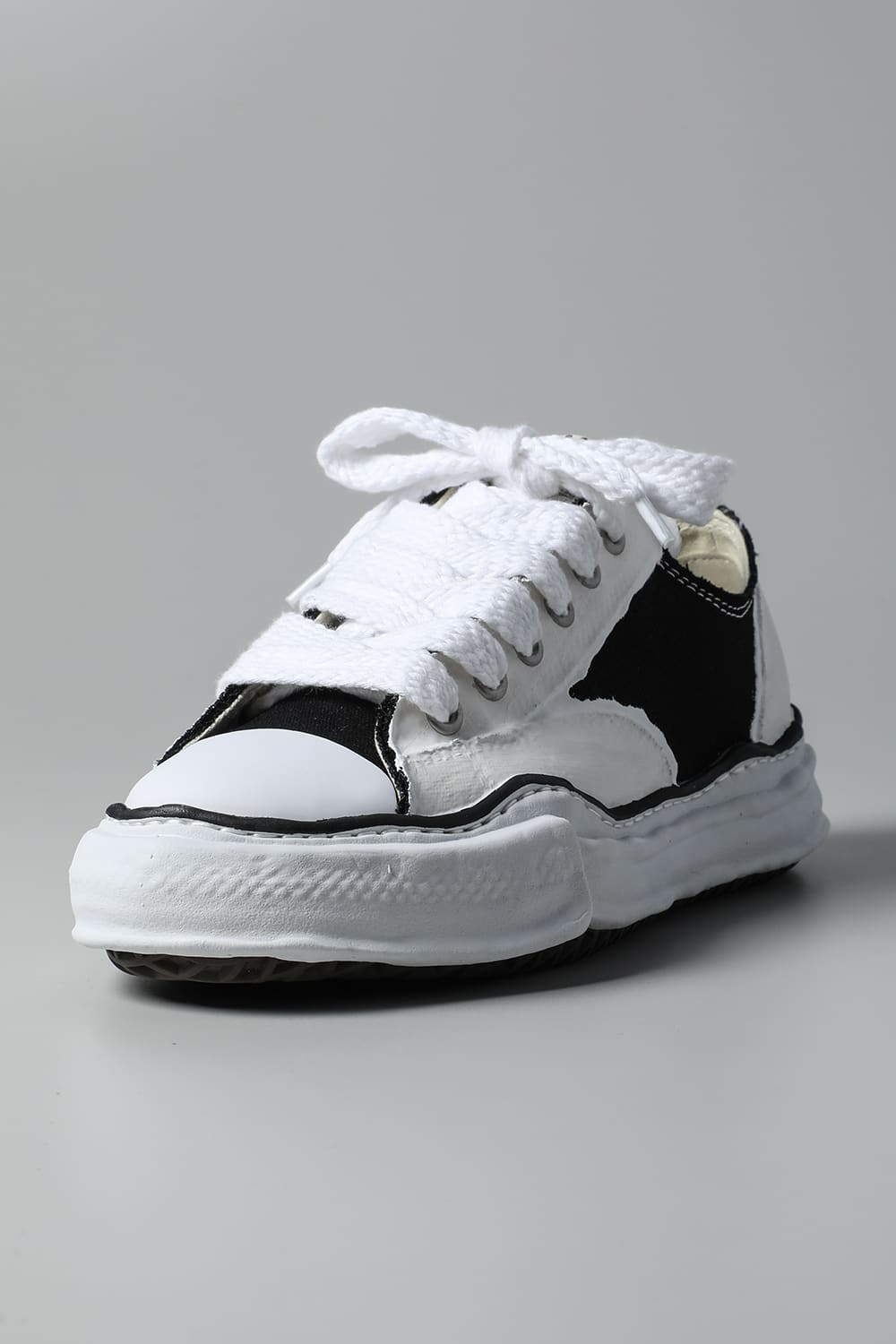 PETERSON Low Original sole rubber painted canvas Low-Top sneakers Black / White