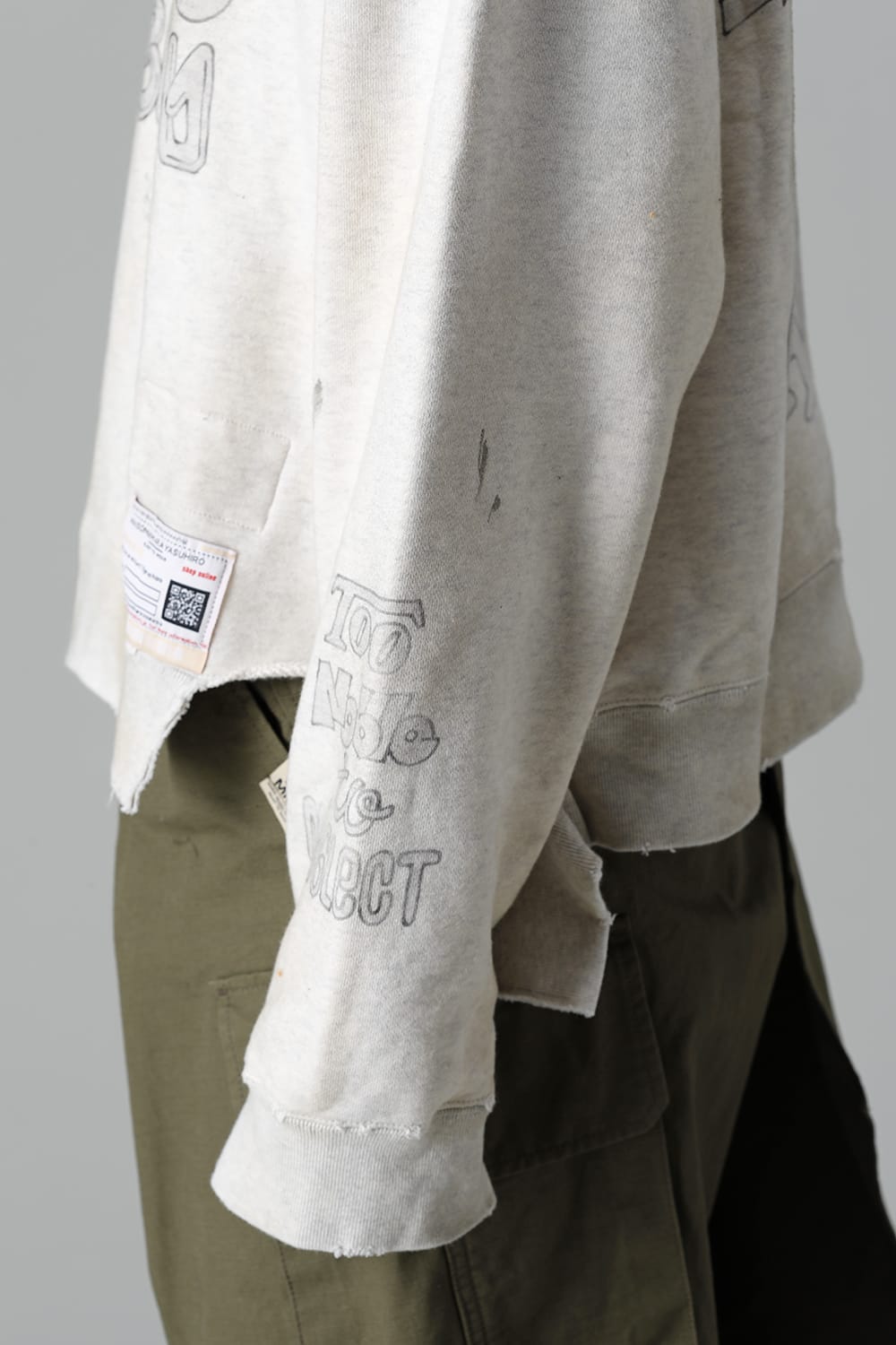 Distressed pullover White