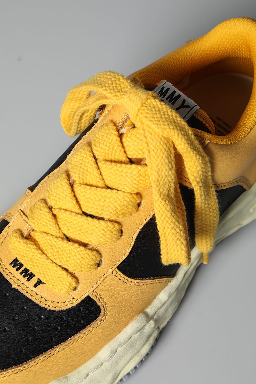 WAYNE Low leather Low-top sneakers  Vintage Like Sole Yellow / Black