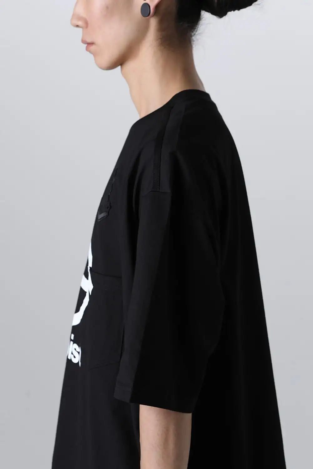 Sロゴアンドボーンエムブレム(オーバーサイズショートスリーブポケットティー) Black