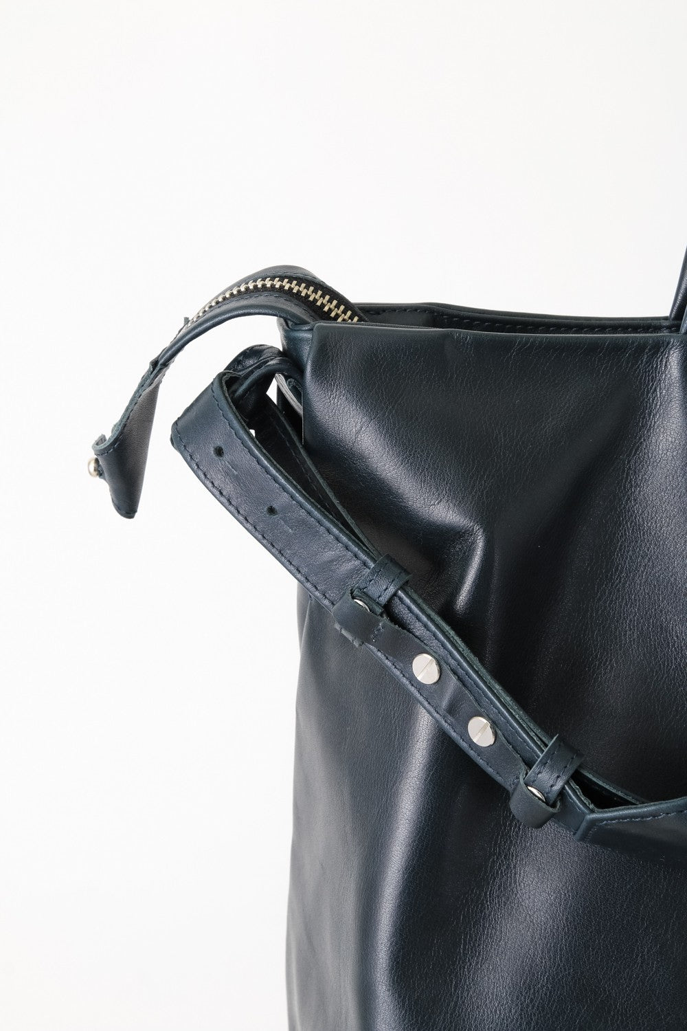 Veil Handle Mid Bag - Steer Oil