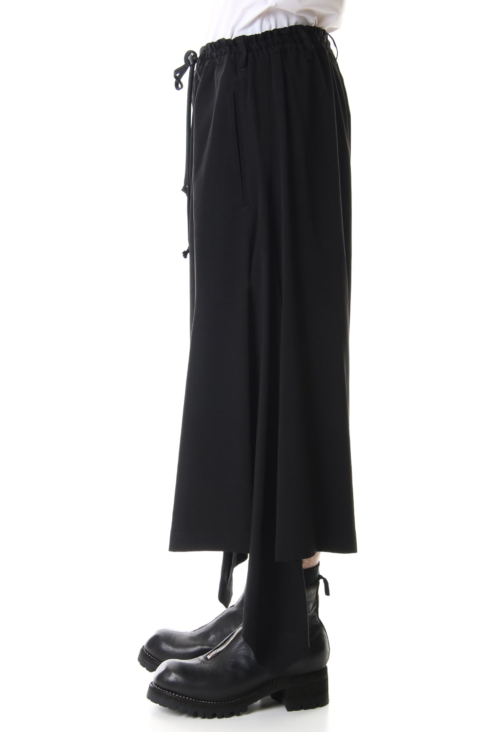 Side fluttering gaucho pants