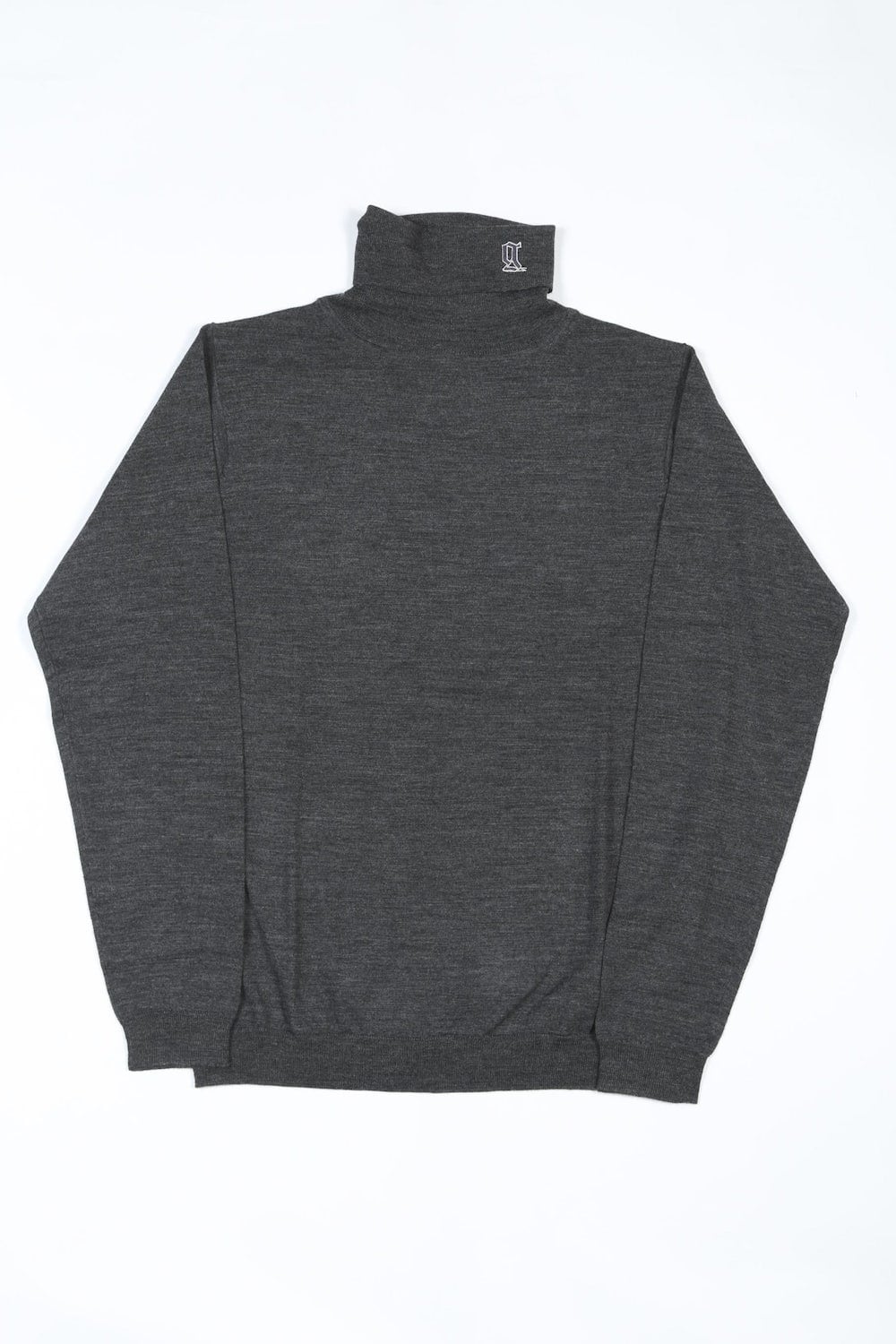 ロゴ刺繍 タートルネック ニット (チャコール)