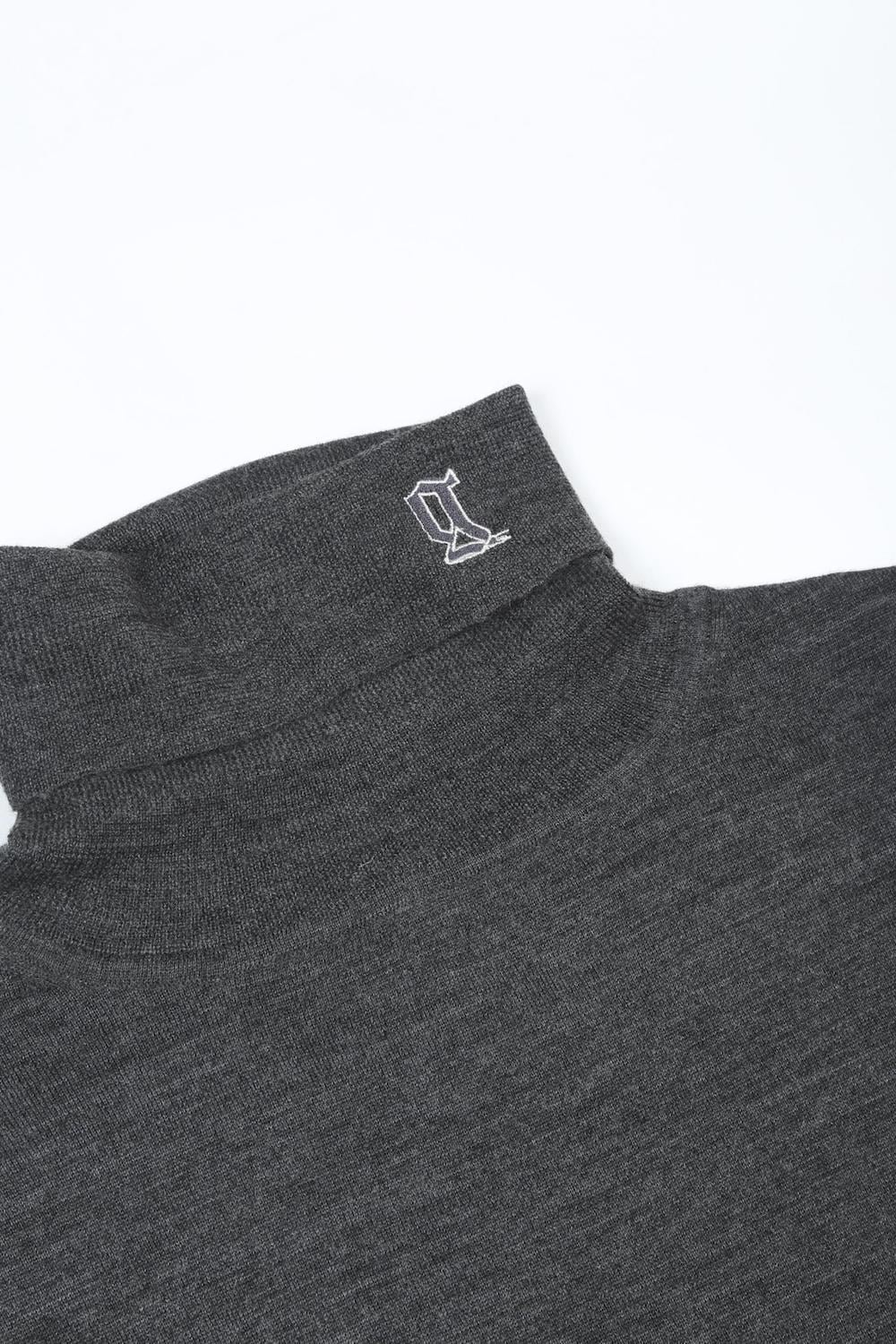 ロゴ刺繍 タートルネック ニット (チャコール)