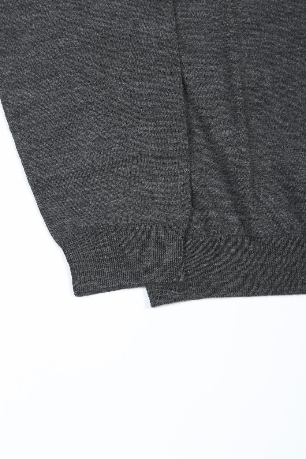 ロゴ刺繍 タートルネック ニット (チャコール)