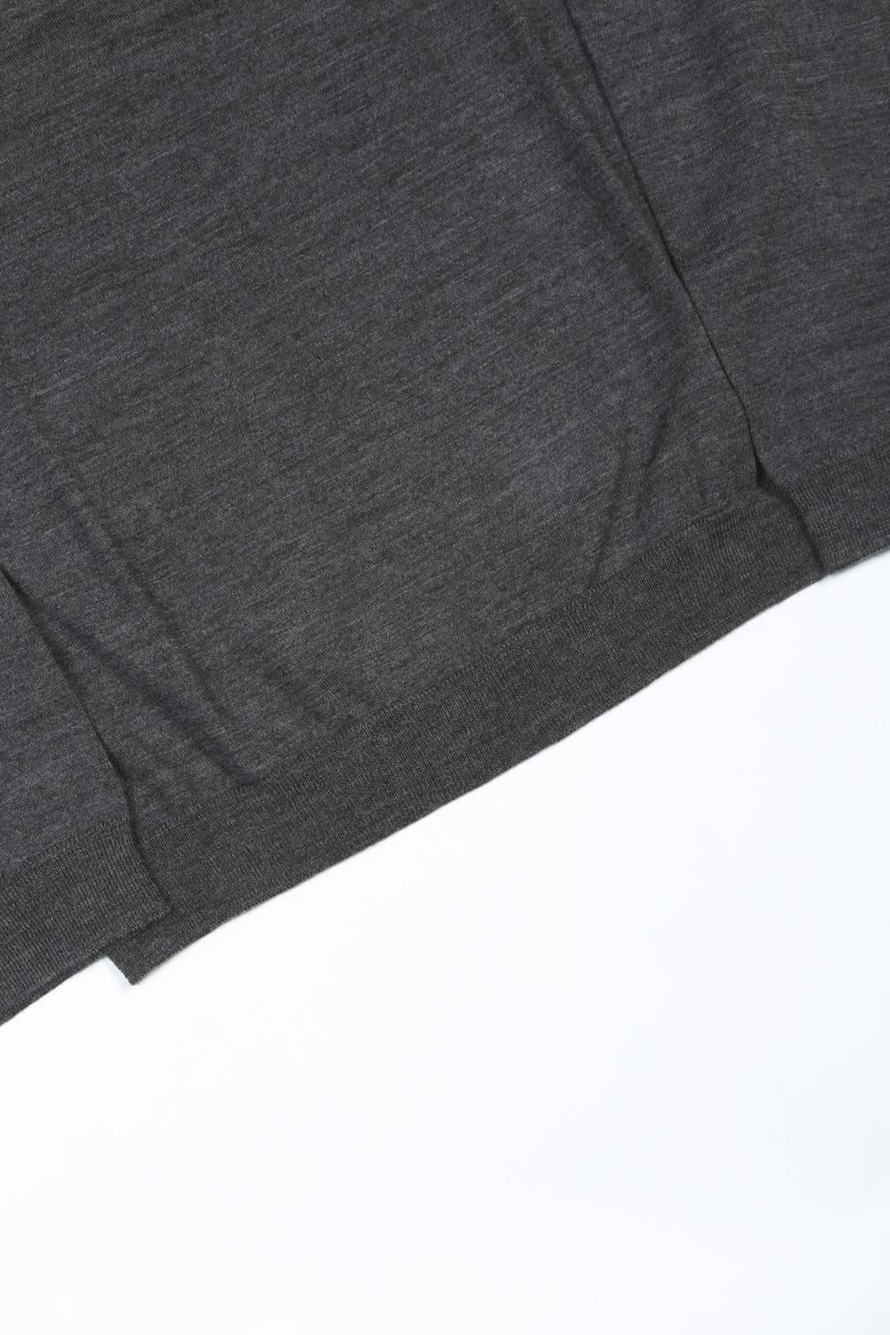 ロゴ刺繍 タートルネック ニット (チャコール)