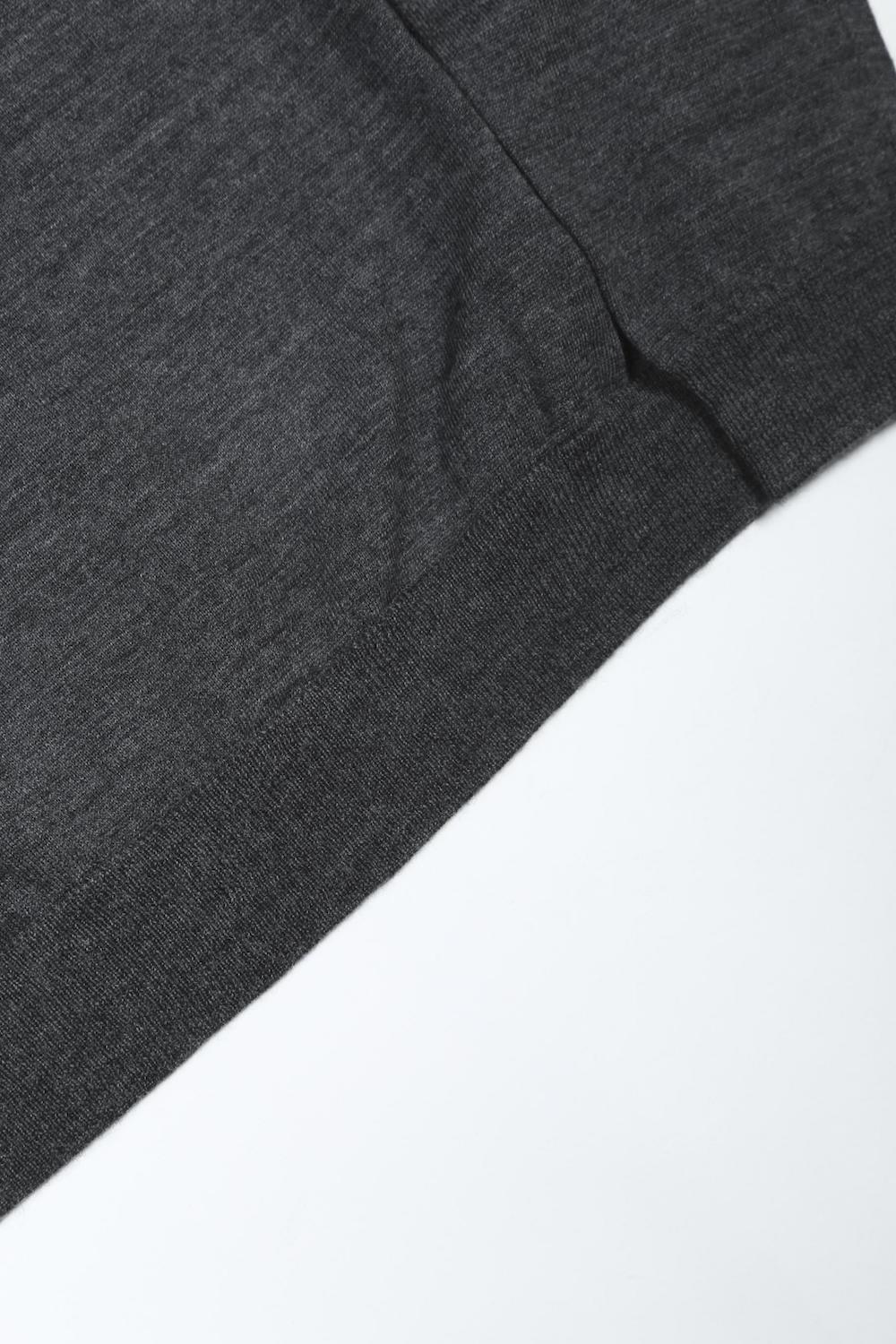 ロゴ刺繍 タートルネック ニット (チャコール)