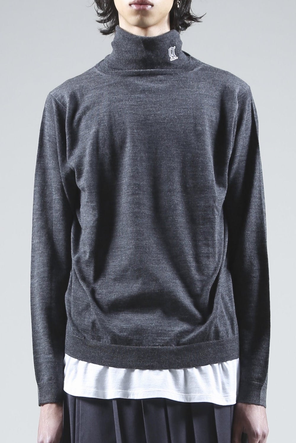 ロゴ刺繍 タートルネック ニット (チャコール)