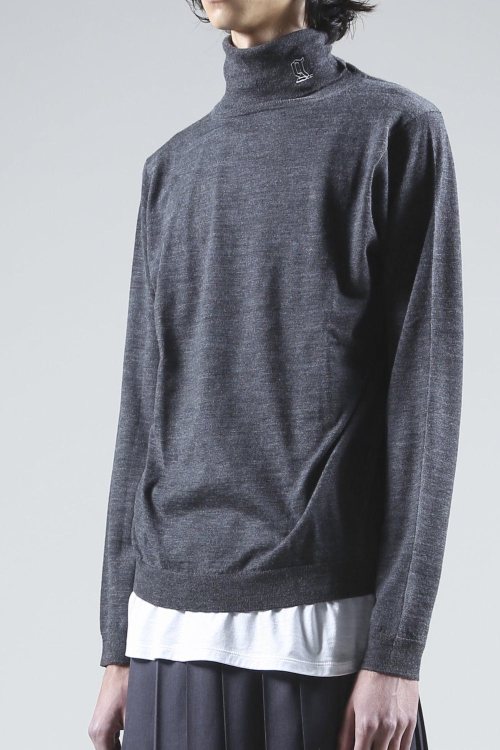 ロゴ刺繍 タートルネック ニット (チャコール)