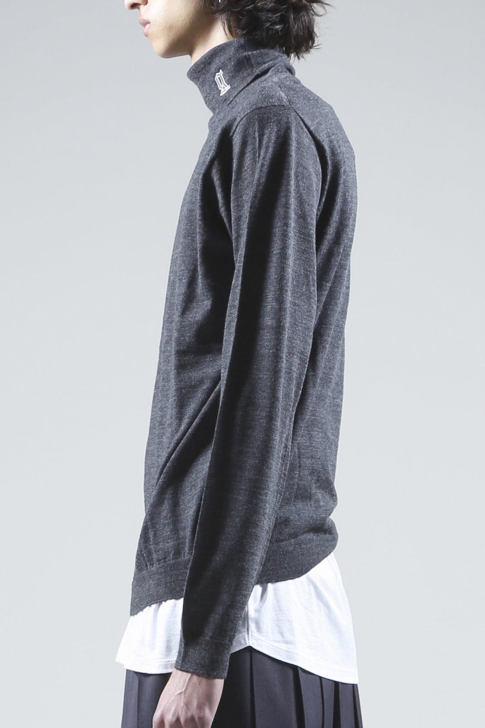 ロゴ刺繍 タートルネック ニット (チャコール)