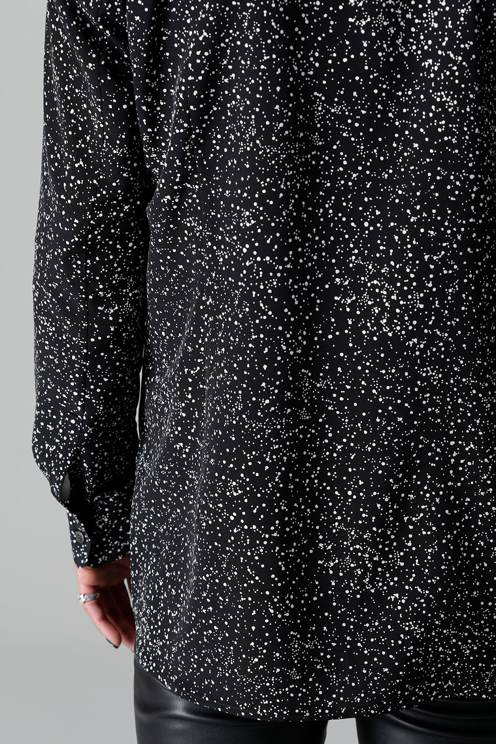 Dechine Random Dot print Ribbon Shirt Black × Off White