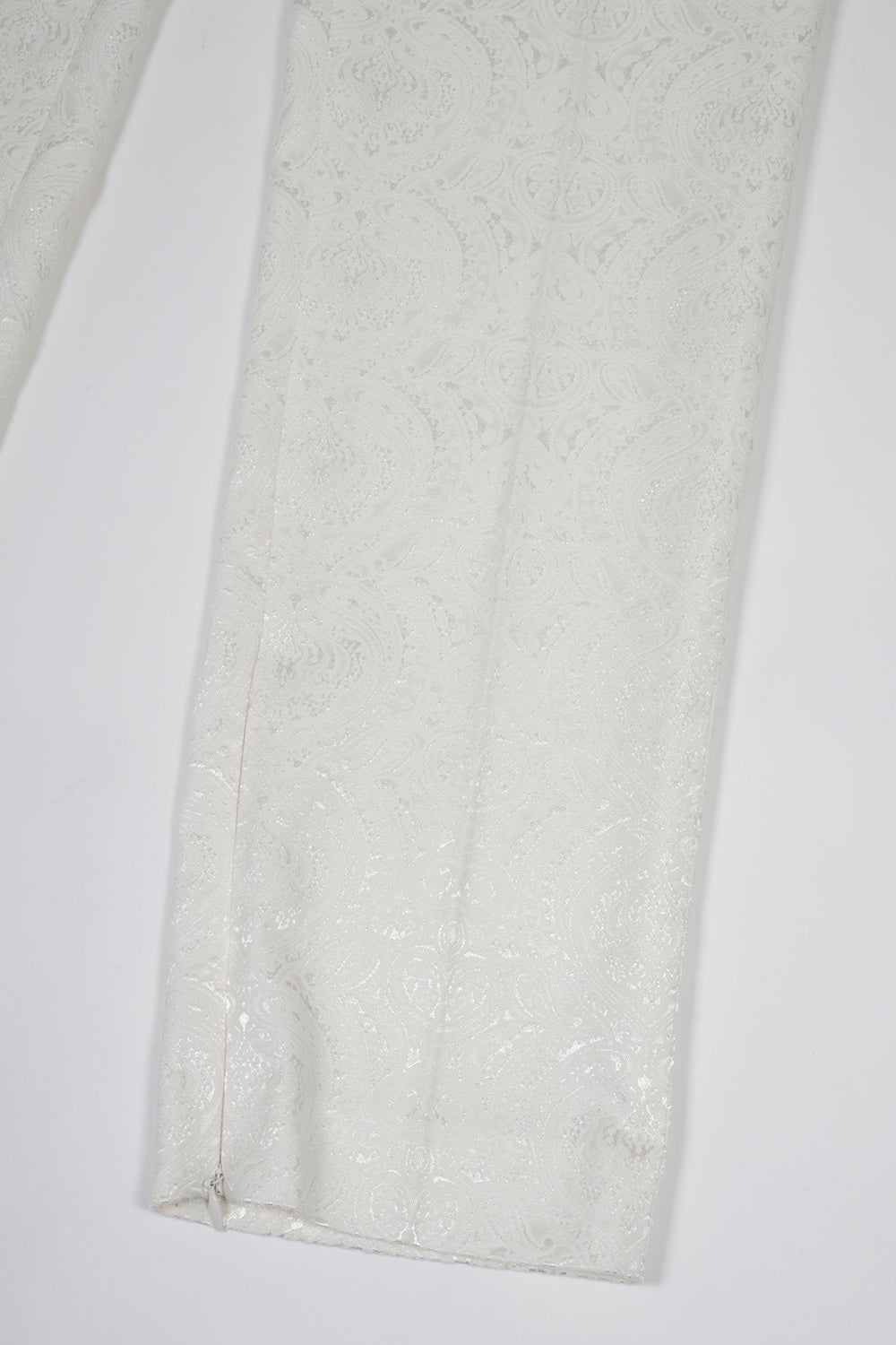 シャイニー オーナメントジャガード ファスナースリットパンツ クリーム