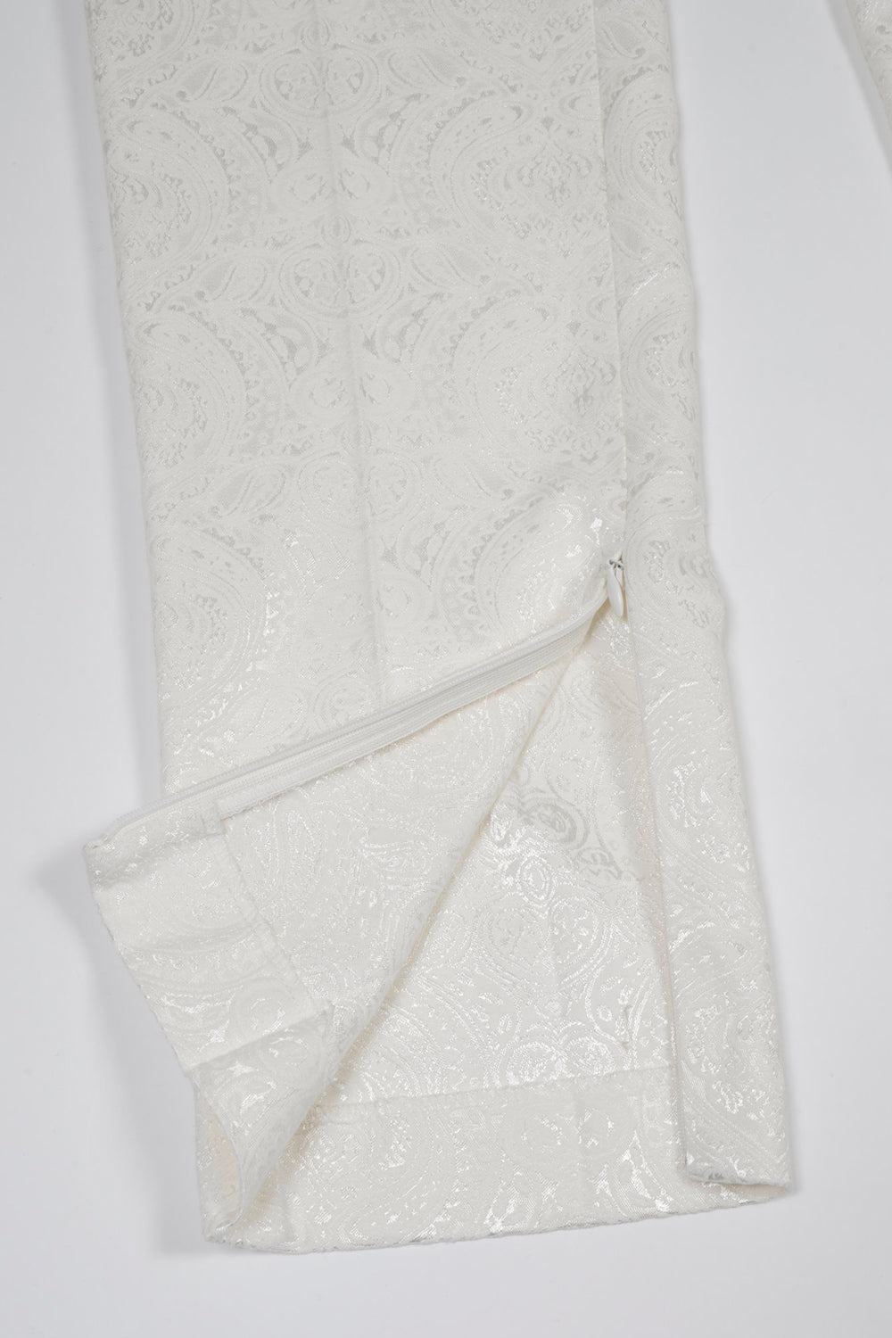 シャイニー オーナメントジャガード ファスナースリットパンツ クリーム