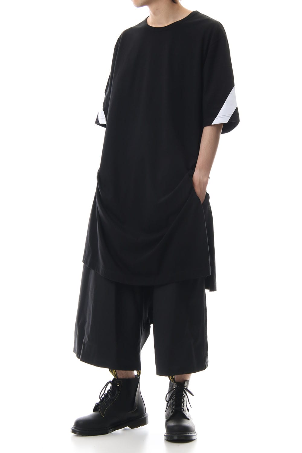 Back tape Short sleeve Cut & sew Black