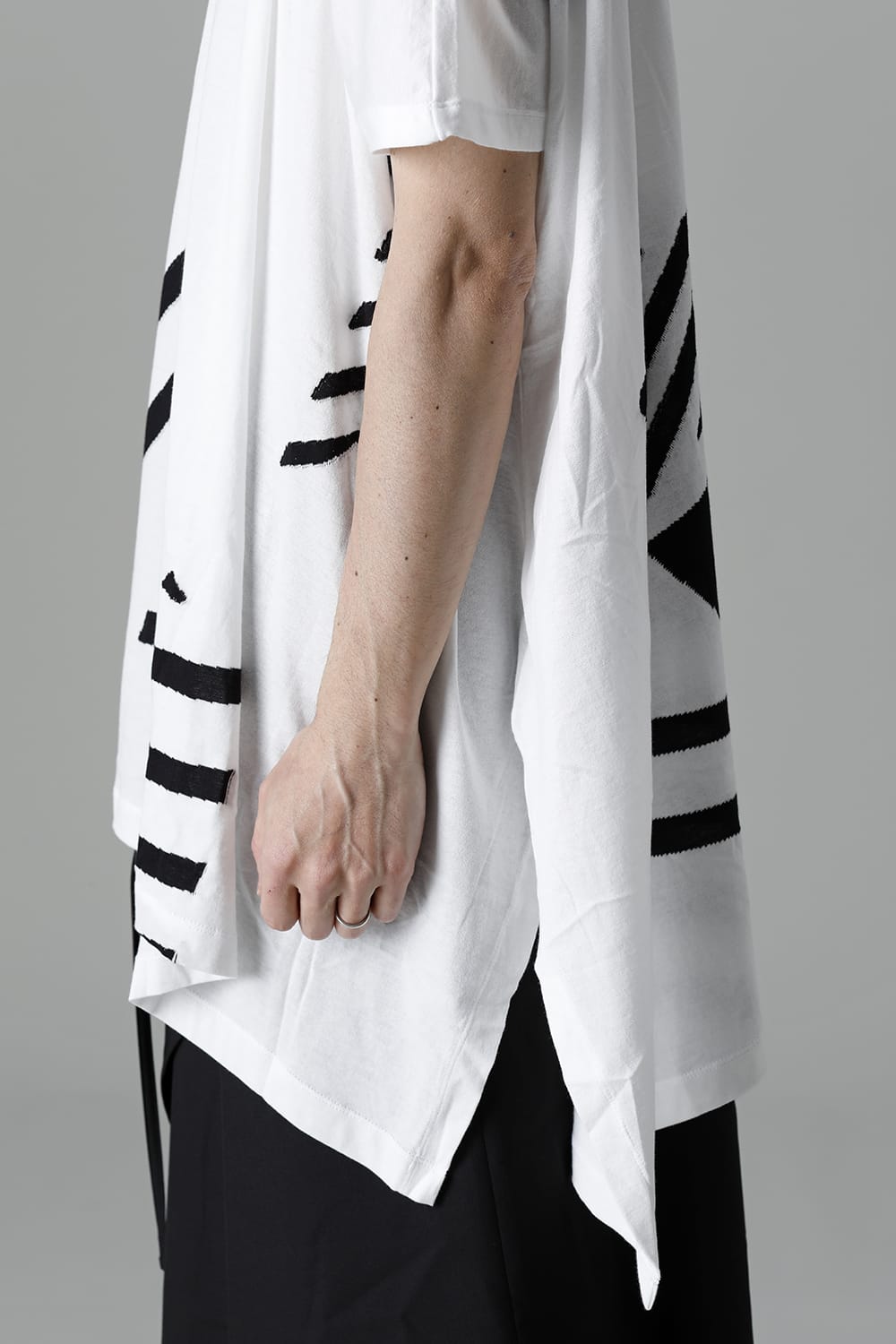 Drape Big Tee（Triangle random border）