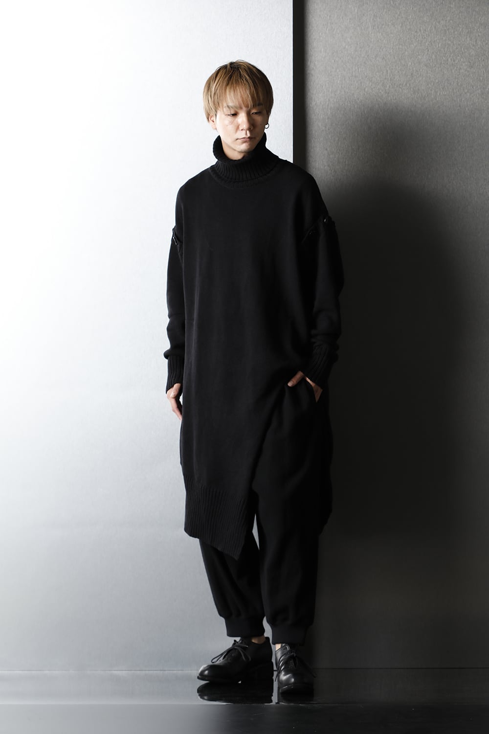 Slash turtleneck knit