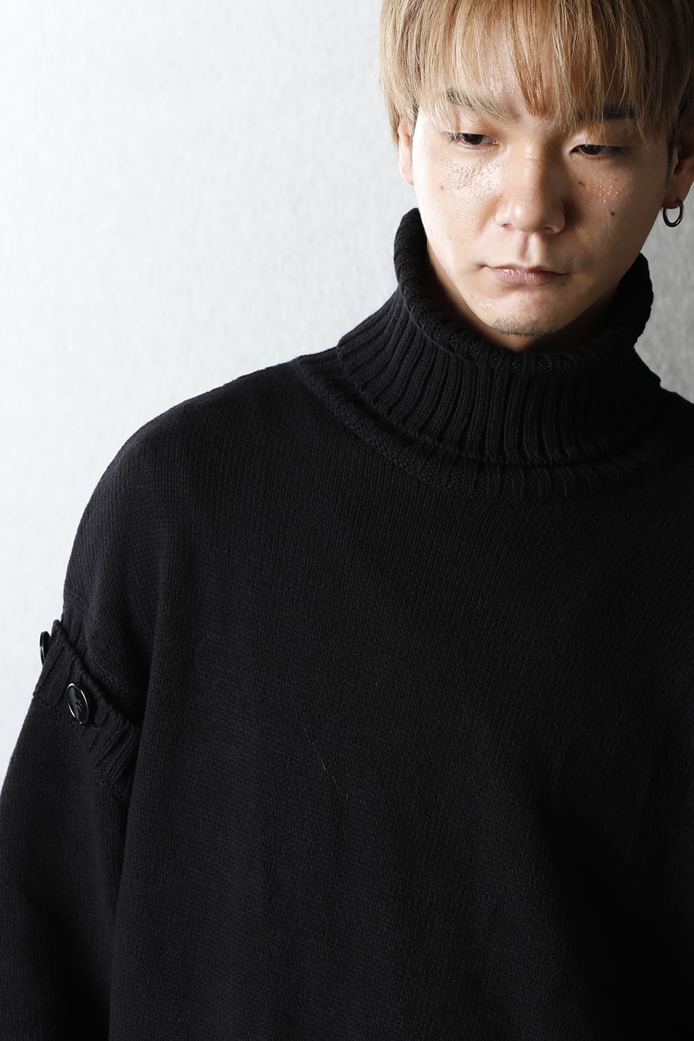 Slash turtleneck knit