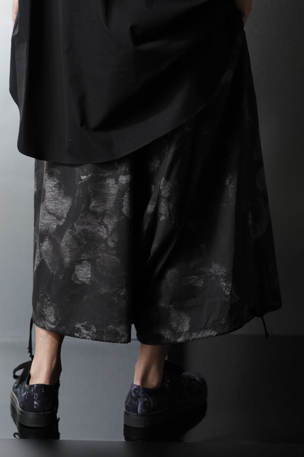 Drawstring Asymmetry Pants(Flower print) Black