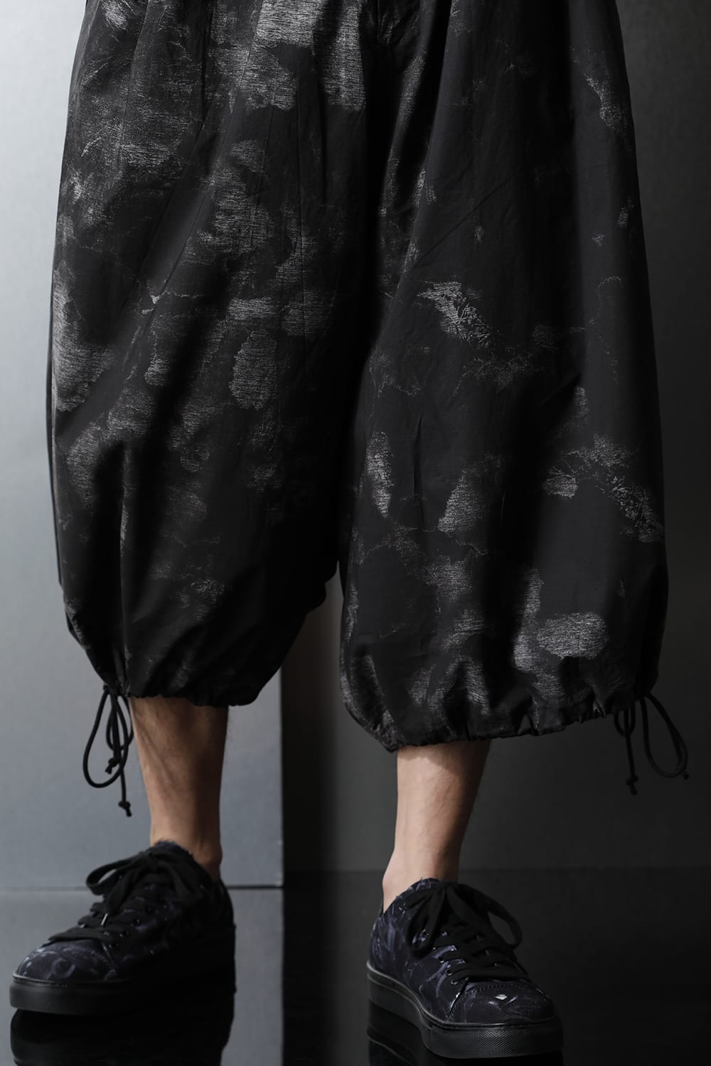 Drawstring Asymmetry Pants(Flower print) Black