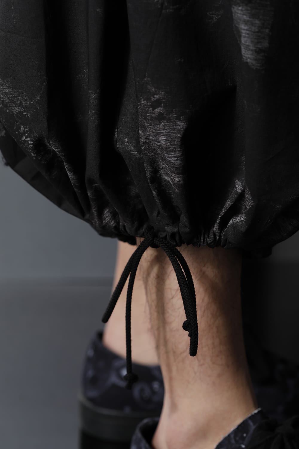 Drawstring Asymmetry Pants(Flower print) Black