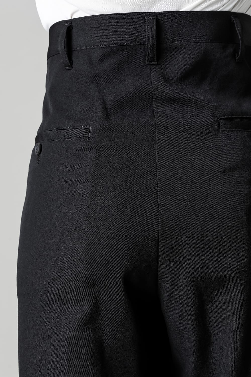 左タックパンツ