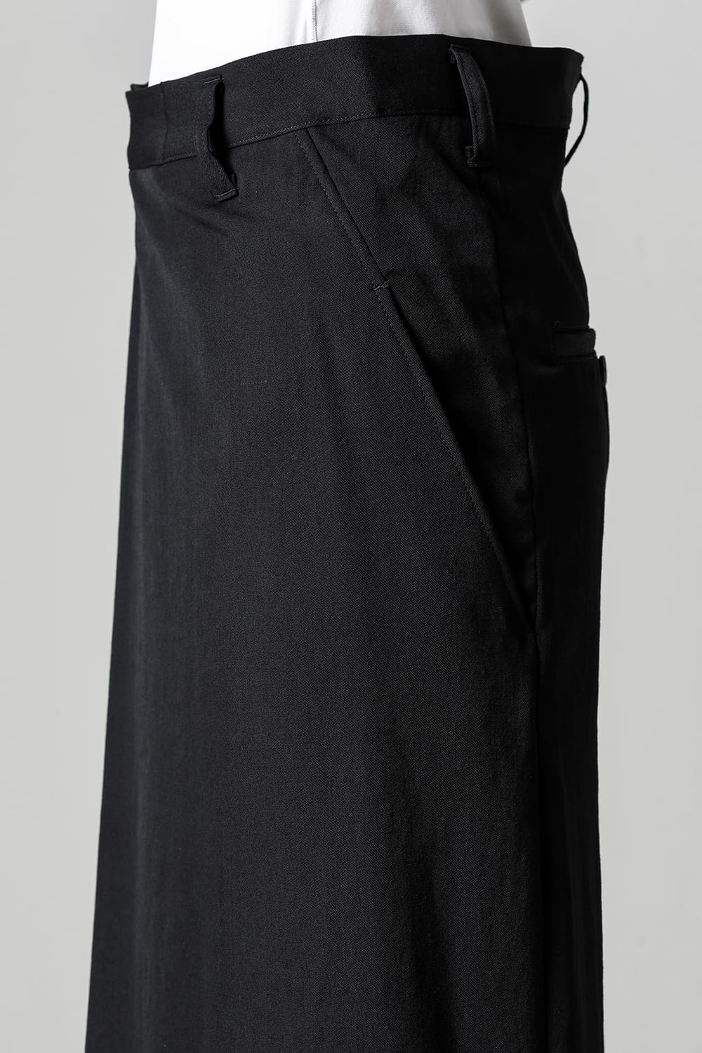 左タックパンツ