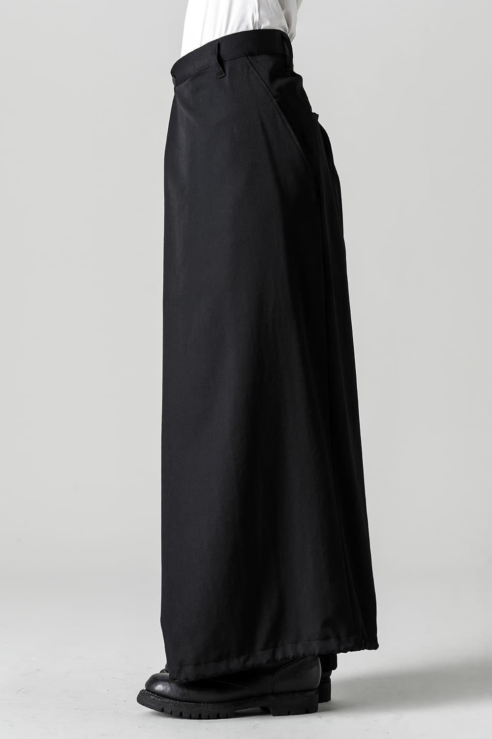 左タックパンツ