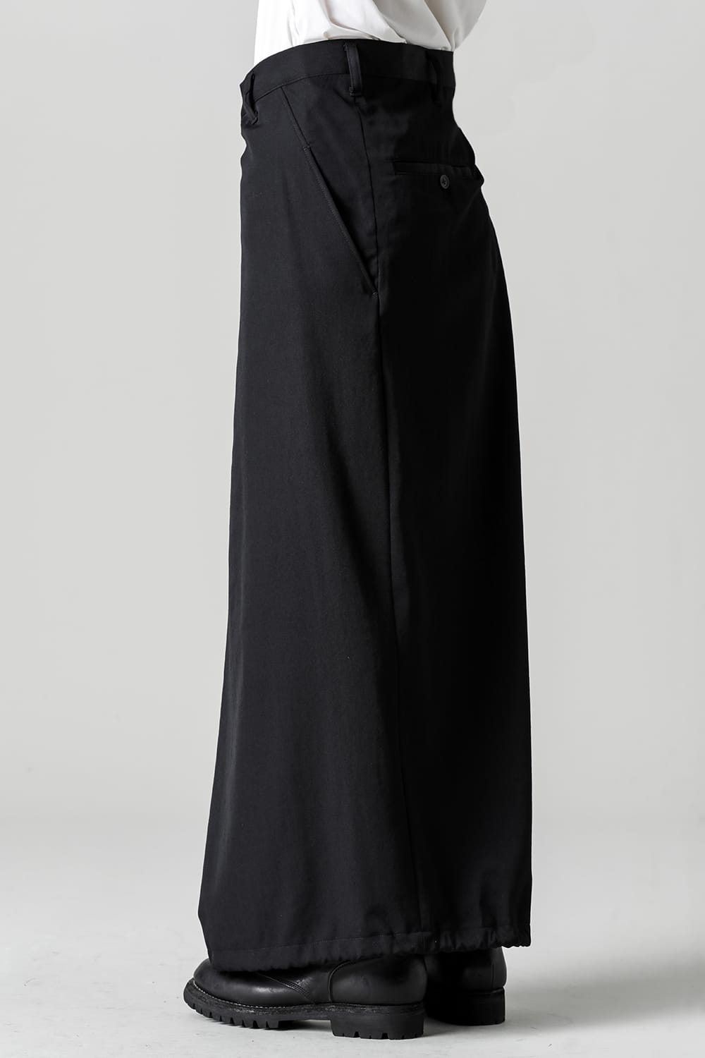 左タックパンツ